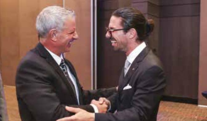 Equipo de trabajo colaborando en una reunión empresarial