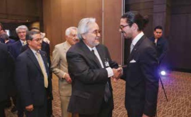 Dos personas estrechando manos en una alianza estratégica