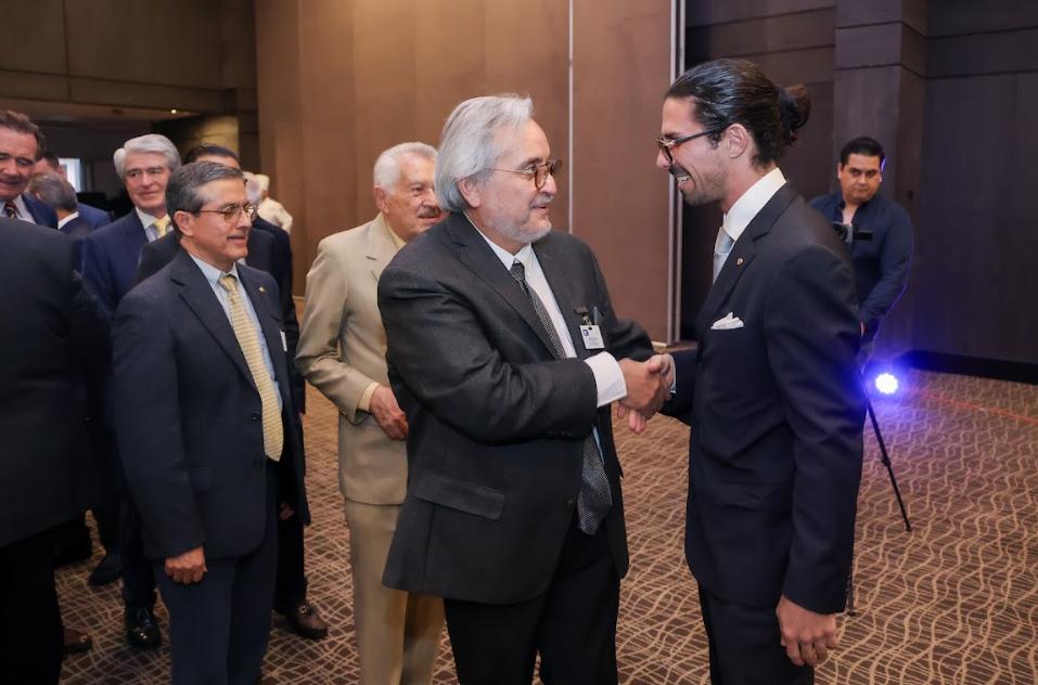 Dos personas estrechando manos en una alianza estratégica