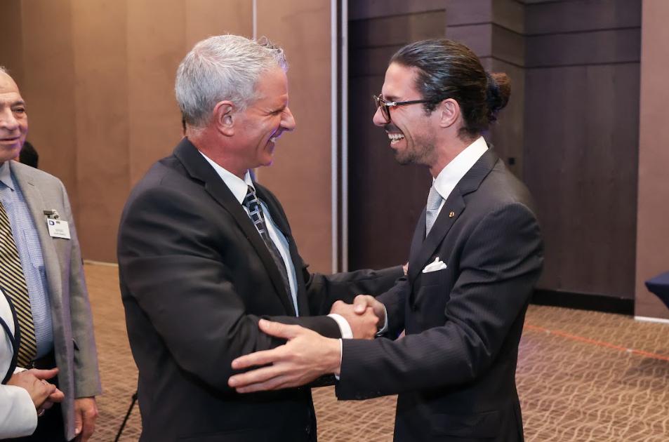 Equipo de trabajo colaborando en una reunión empresarial