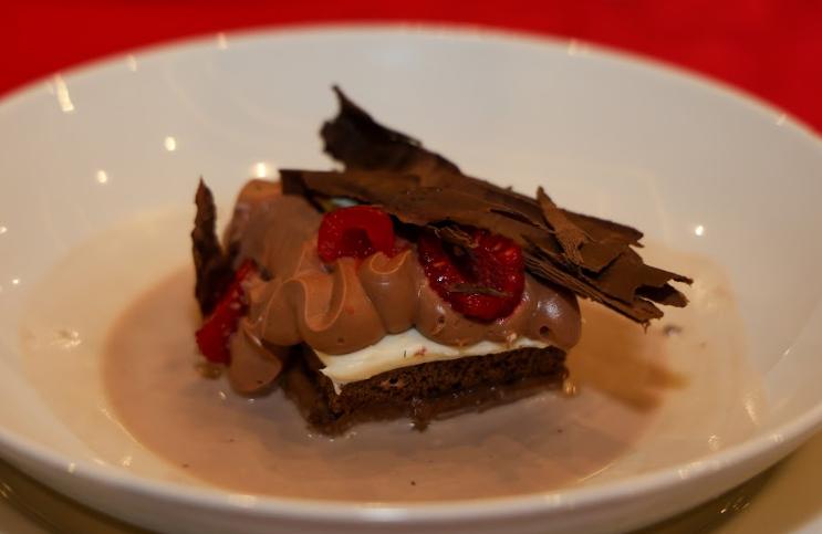 Postre gourmet de chocolate en un evento elegante