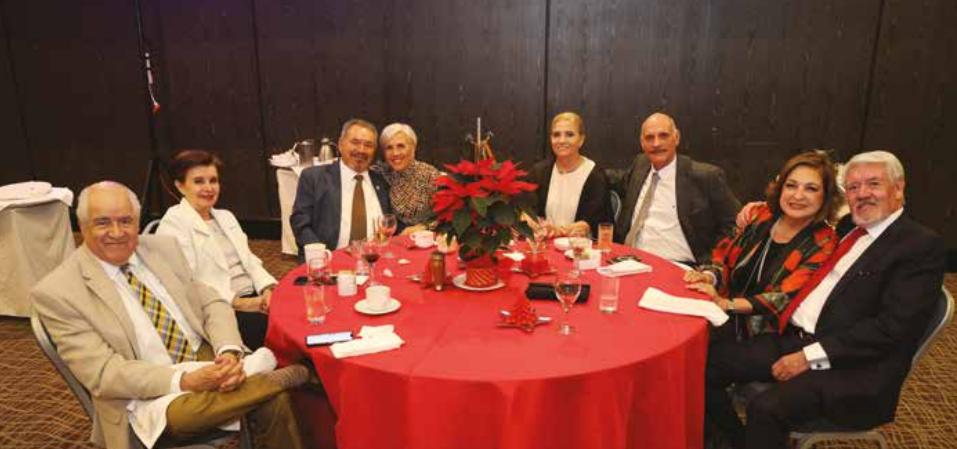 Grupo de personas brindando en un evento social