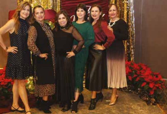 Elegante cena navideña con decoración y luces