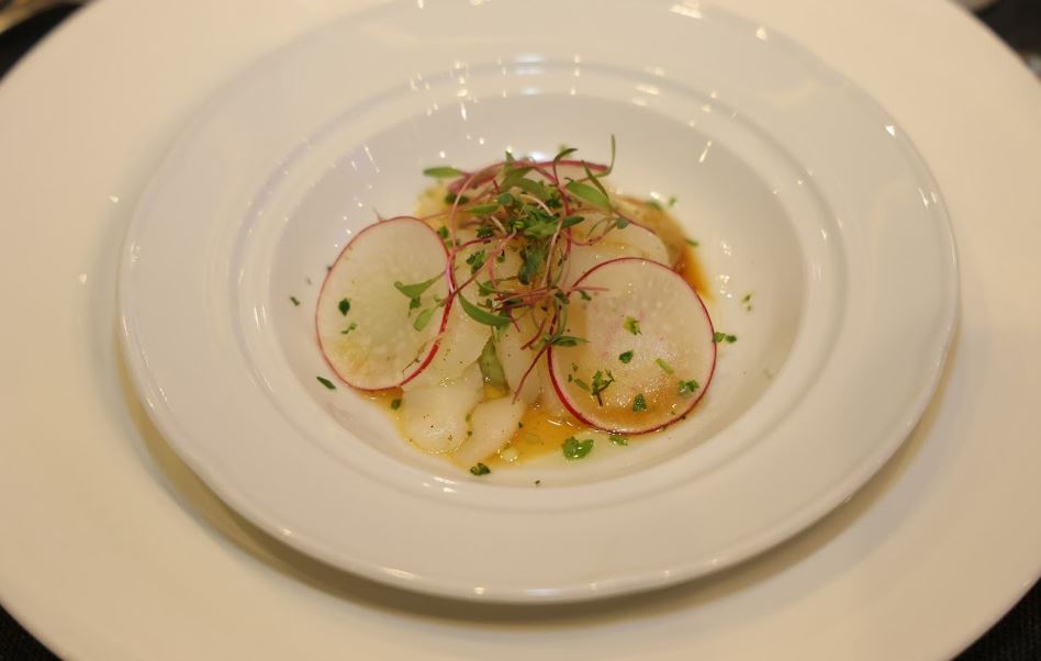 Primer menú: Tiradito de callo de hacha, salmón y postre de calabaza