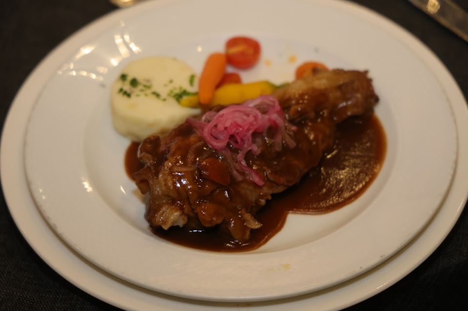 Segundo menú: Ensalada con pato, chamorro de cerdo y soufflé de chocolate