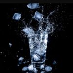 La química invisible de la coctelería de autor: Por qué el hielo alcalino define el éxito del menú