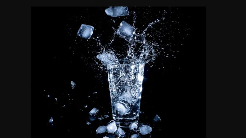La química invisible de la coctelería de autor: Por qué el hielo alcalino define el éxito del menú