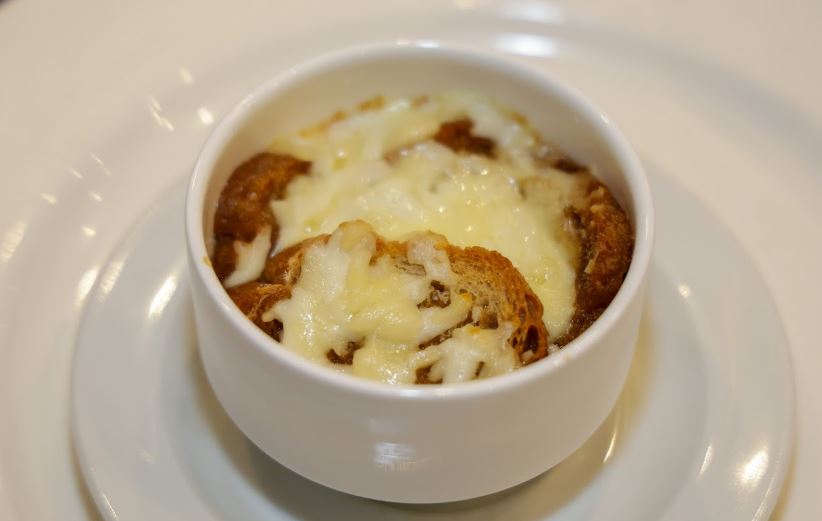 Entrada del segundo menú: sopa de cebolla gratinada