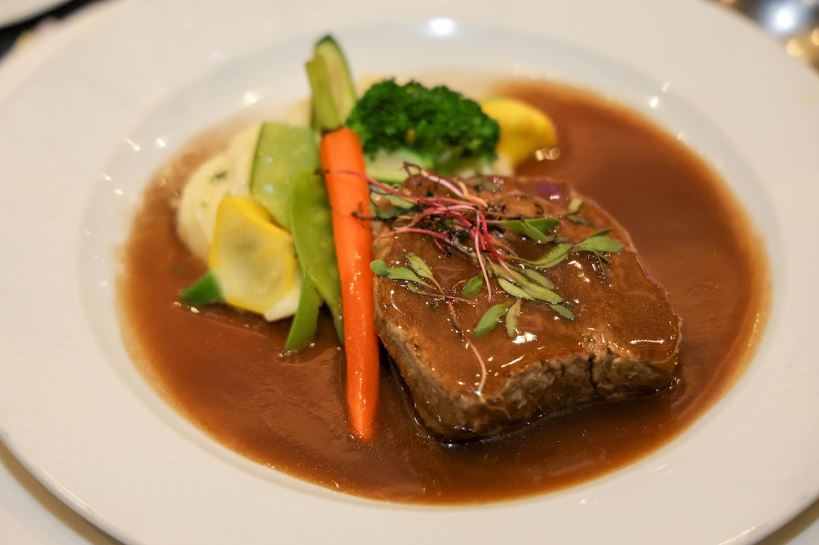 Plato fuerte del primer menú: filete de res con salsa bordalesa y puré de papa