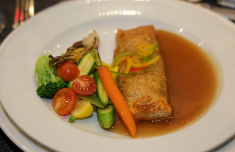 Plato fuerte del segundo menú: estrude de pato confitado con salsa de naranja