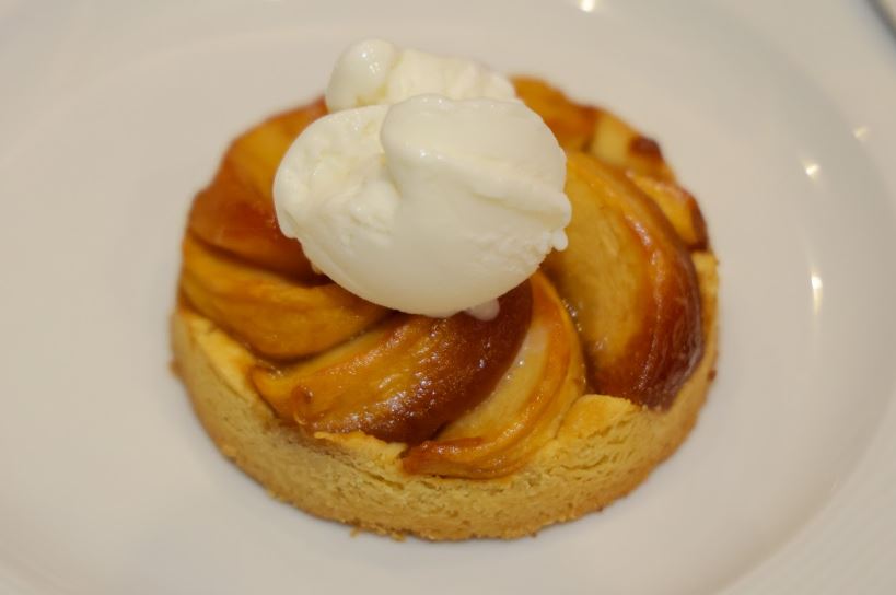 Postre del primer menú: tarta tatín con helado de vainilla