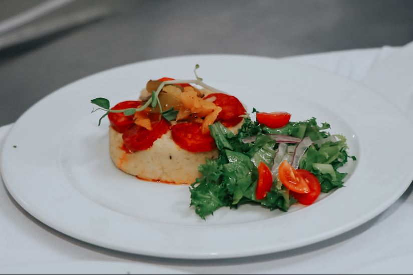 Entrada del segundo menú: pimientos rostizados con puré de garbanzo