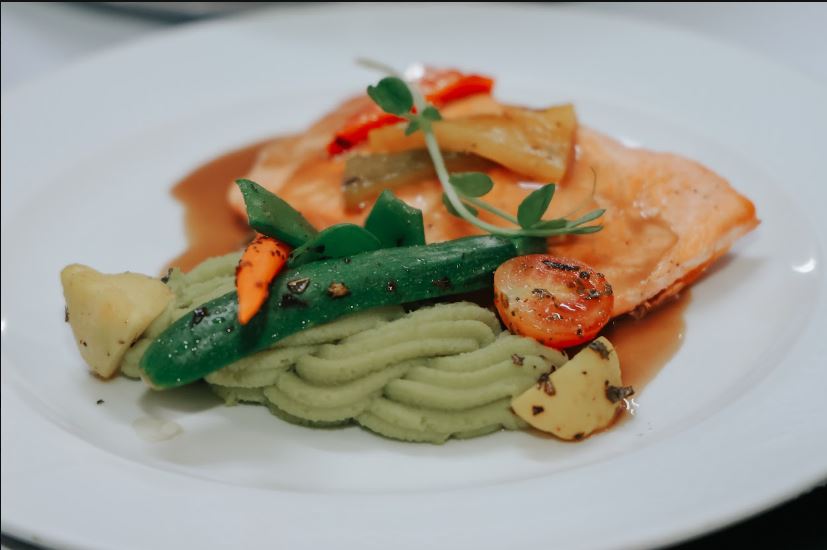 Plato fuerte del primer menú: filete de salmón con salsa de eneldo