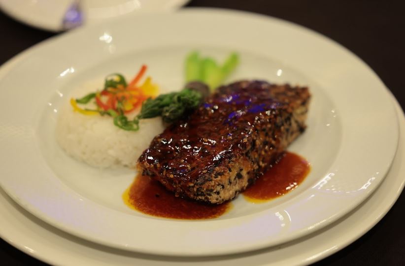 Plato fuerte del primer menú: filete de salmón en teriyaki con salsa de gochujang
