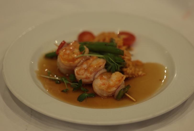 Plato fuerte del segundo menú: brocheta de camarones y callo de hacha
