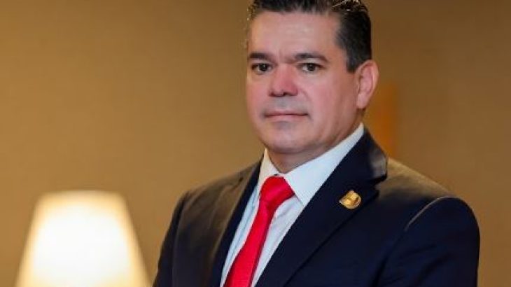 Llama a construir el futuro con liderazgo, amistad y valores