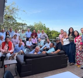 Reunión De Amigos, Fuera De Protocolos