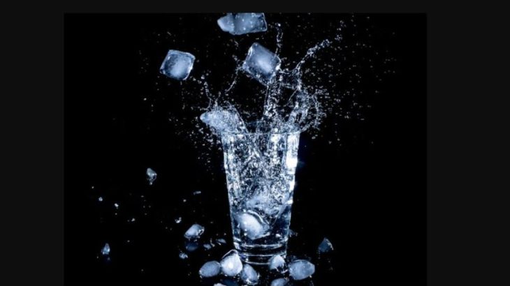 La química invisible de la coctelería de autor: Por qué el hielo alcalino define el éxito del menú